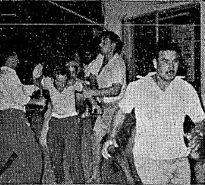 המהומה ב''כסית'': אחד המפגינים נתפס על ידי ההמון (מתןך גיליון מעריב, יולי 1959 - ארכיון עתונות יהודית)